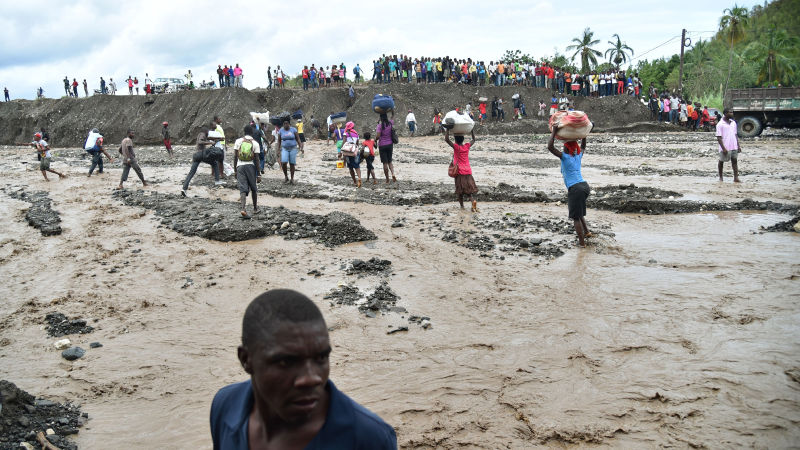 Haitianos cruzando el río La Digue en Petit Goave debido a que el puente colapsó después del paso del huracán. La foto fue tomada el 6 de octubre. Haití es el país con más muertos hasta la fecha debido al paso de Matthew. (Foto: Getty).
